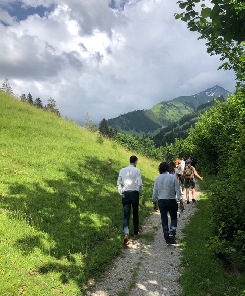 Wanderung im Turbachtal bei Gstaad mit den Storytellers von Oliver Stone